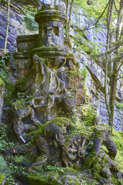 San Sebastian, İspanya - 10 Mayıs 2018. Monte Urgull İngilizce mezarlıkta kalıntıları. Bu mezarlıkta ilk Carlist savaşta öldü İngiliz askerler yalan. San Sebastian. Bask Ülkesi Guipuzcoa. İspanya.