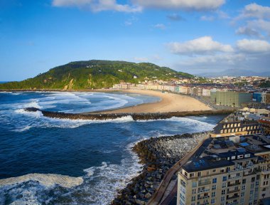 Zurriola Beach, Urumea Nehri'nin ağzında Kursaal sarayda Monte Ulia güneşli bir gün, arka planda ile havadan görünümü. San Sebastian. Guipuzcoa. İspanya.