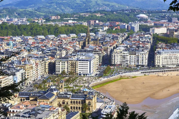 San Sebastian, İspanya - 10 Mayıs 2018. Havadan görünümü Concha plaj ve Katedrali, Buen papaz (Good Shepherd) Monte Urgull kökenli güneşli gün. Donostia, Bask Ülkesi, Guipuzcoa.