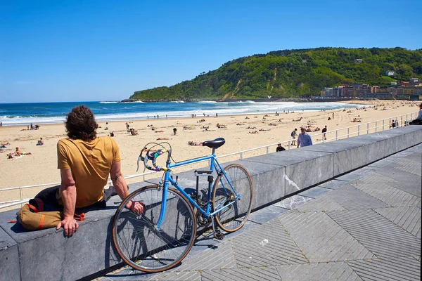 San Sebastián España Mayo 2018 Joven Con Bicicleta Aparcada Frente —  Fotos de Stock