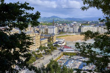 San Sebastian, İspanya - 10 Mayıs 2018. Monte Urgull kökenli güneşli gün, Concha Beach'te ile San Sebastian bağlantı noktası, havadan görünümü. Donostia, Bask Ülkesi, Guipuzcoa.