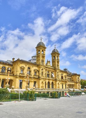San Sebastian, İspanya - 10 Mayıs 2018. Belediye Binası San Sebastian Alderdi-Eder Gardens, güneşli bir gün. Donostia, Bask Ülkesi, Guipuzcoa.