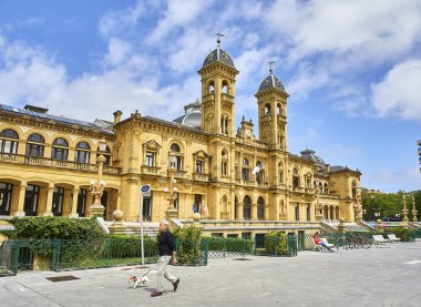 San Sebastian, İspanya - 10 Mayıs 2018. Bir erkek köpek önünde Belediye Binası San Sebastian Alderdi-Eder bahçelerde güneşli gün yürüyüş. Donostia, Bask Ülkesi, Guipuzcoa.