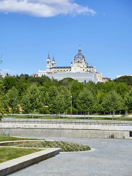 Bahar Günü Arka Planda Almudena Katedrali Ile Yeşil Alanlarda Madrid — Stok fotoğraf