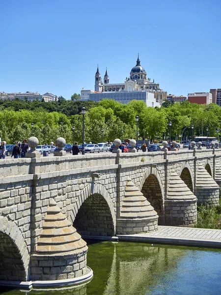 Madrid España Mayo 2018 Puente Segovia Que Cruza Los Jardines — Foto de Stock