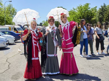 Madrid, İspanya - 15 Mayıs 2018. Chulapas onun patron Saint San Isidro Pradera de San Isidro Madrid park San Isidro Labrador şenlik, onur gibi giyinmiş vatandaşlar.