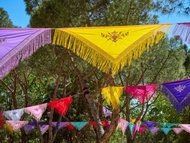 Ağaçlar bir flamenko Fuarı renkli Mantones de Manila (Manila Şallar) ile giyinmiş. İspanyolca iplik bombalama.