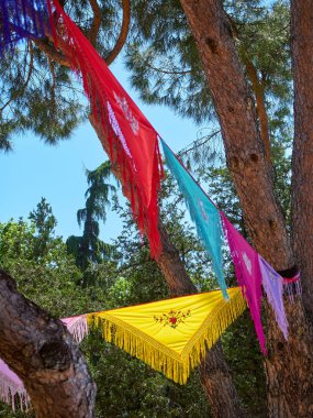 Ağaçlar bir flamenko Fuarı renkli Mantones de Manila (Manila Şallar) ile giyinmiş. İspanyolca iplik bombalama.