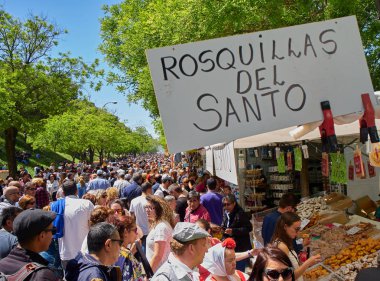 Madrid, İspanya - 15 Mayıs 2018. Rosquillas del Santo San Isidro şenlik adil Pradera de San Isidro Madrid park alış vatandaşlar.