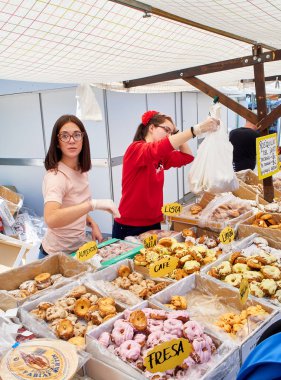 Madrid, İspanya - 15 Mayıs 2018. Rosquillas del Santo, tipik İspanyol tatlı, bir fırın satış Fırıncılar San Isidro şenlik Pradera de San Isidro Madrid park adil at ahır.
