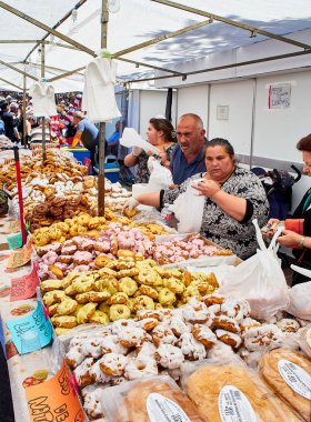 Madrid, İspanya - 15 Mayıs 2018. Rosquillas del Santo, tipik İspanyol tatlı, bir fırın satış Fırıncılar San Isidro şenlik Pradera de San Isidro Madrid park adil at ahır.