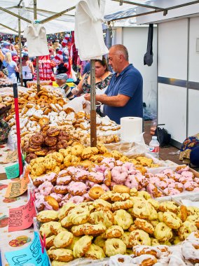 Madrid, İspanya - 15 Mayıs 2018. Rosquillas del Santo, tipik İspanyol tatlı, bir fırın satış Fırıncılar San Isidro şenlik Pradera de San Isidro Madrid park adil at ahır.
