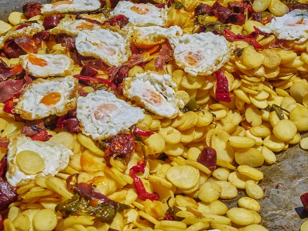Huevos Españoles Huevos Fritos Con Chorizo Patatas Pimientos Sartén Comida —  Fotos de Stock