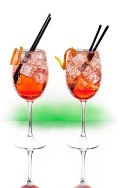 Kokteyller spritz. Soğuk kokteyl tipik İtalyan aperitivo veya apericena beyaz arka plan üzerinde.