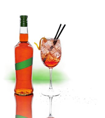 Bir içki şişesi ve Spritz bir fincan. Soğuk kokteyl tipik İtalyan aperitivo veya apericena beyaz arka plan üzerinde.