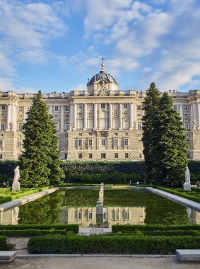 Royal Palace of Madrid (Palacio Real) Kuzey Cephe gün batımında. Jardines de Sabatini Gardens görüntüleyin. Madrid, İspanya.