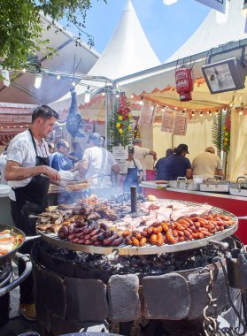 Madrid, İspanya - 15 Mayıs 2018. İspanyol yemek pişirme sosis, domuz yedek kaburga ve diğerleri üzerinde bir ahır bir sokak gıda fuarı kömür bir barbekü et.
