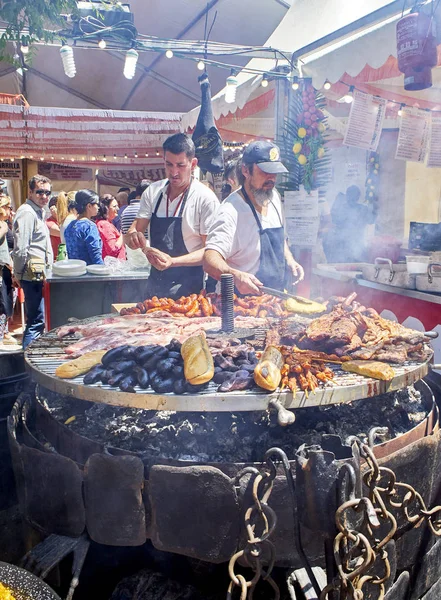 Madrid Spanien Maj 2018 Spansktalande Kockar Matlagning Korv Fläsk Revbensspjäll — Stockfoto