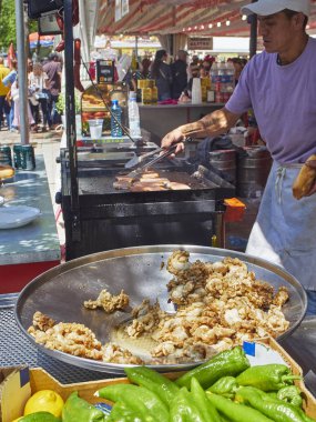 Madrid, İspanya - 15 Mayıs 2018. İspanyol yemek pişirme domuz eti bonfile kalbur üzerinde kızarmış Entresijos (kuzu bıçaklanmasından) ile bir sokak gıda adil bir ahır ön planda.