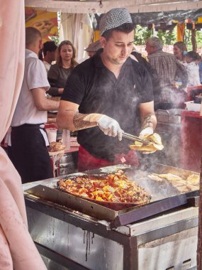 Madrid, İspanya - 15 Mayıs 2018. Zor durumda bir sokak gıda adil bir ahır olarak İspanyol yemek pişirme domuz eti bonfile ve Oreja de Cerdo (domuz kulak).