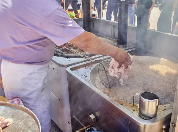 Cocinar Friendo Entresijos Mesería Cordero Puesto Una Feria Street Food — Foto de Stock