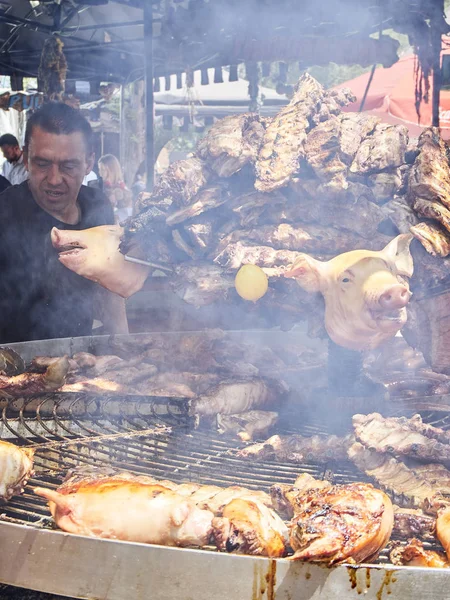 Madrid Spanien Maj 2018 Spansktalande Cook Matlagning Fläsk Revbensspjäll Och — Stockfoto