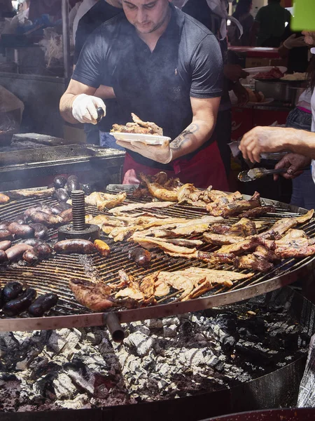 Madrid Spanien Maj 2018 Spansktalande Cook Matlagning Korv Fläsk Revbensspjäll — Stockfoto