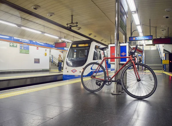 Madrid Spanien Maj 2018 Urban Cykel Som Väntar Ett Tåg — Stockfoto