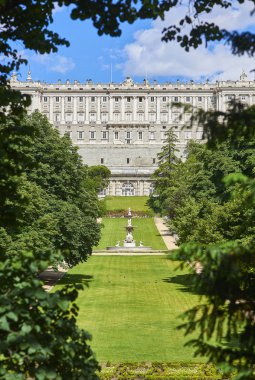 Royal Palace of Madrid (Palacio Real) Batı Cephesi. Campo del Moro bahçeleri görünümden. Madrid, İspanya.