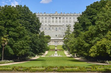 Royal Palace of Madrid (Palacio Real) Batı Cephesi. Campo del Moro bahçeleri görünümden. Madrid, İspanya.