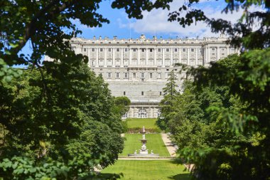 Royal Palace of Madrid (Palacio Real) Batı Cephesi. Campo del Moro bahçeleri görünümden. Madrid, İspanya.