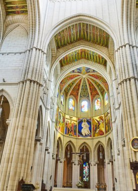 Madrid, İspanya - 13 Haziran 2018. Asıl apsis fırsatımdı in Saint Meryem Kilisesi, Almudena Katedrali Madrid, İspanya.