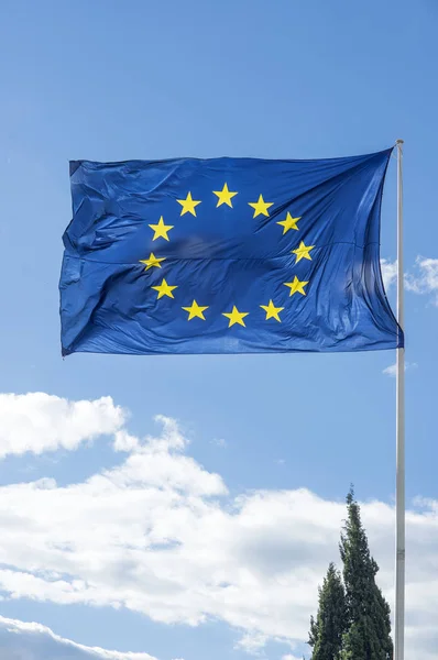 Vlajka Evropské Unie Mává Modré Obloze — Stock fotografie