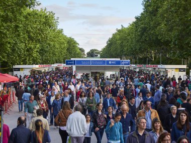 Madrid, İspanya - 10 Haziran 2018. Feria del Libro de Madrid (Madrid Kitap Fuarı) The Parque del Buen Retiro Park Madrid içinde yürüyen insanlar. İspanya.
