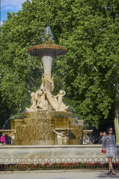 Madrid, İspanya - 10 Haziran 2018. İnsanlar yakın Fuente de los Galapagos Çeşme The Parque del Buen Retiro Park, Madrid, İspanya.
