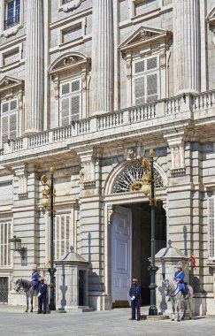 Madrid, İspanya - 20 Haziran 2018. Royal Palace of Madrid (Palacio Real) Plaza de Oriente Meydanı'nda Doğu kapısında İspanyolca Kraliyet muhafızı. Madrid, İspanya.