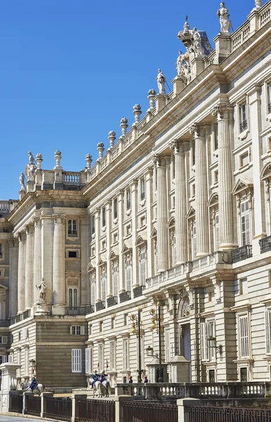 Madrid, İspanya - 20 Haziran 2018. Royal Palace of Madrid (Palacio Real) Plaza de Oriente Meydanı'nın Doğu Cephesi. Madrid, İspanya.