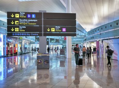 Barcelona, İspanya - 28 Haziran 2018. Bir Terminal Barcelona Uluslararası Havalimanı ile bir Dutyfree transit yolcu arka planda depolar. Barcelona, Katalonya, İspanya.