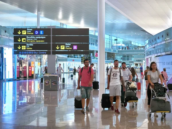 Barcelona España Junio 2018 Pasajeros Tránsito Una Terminal Del Aeropuerto — Foto de Stock