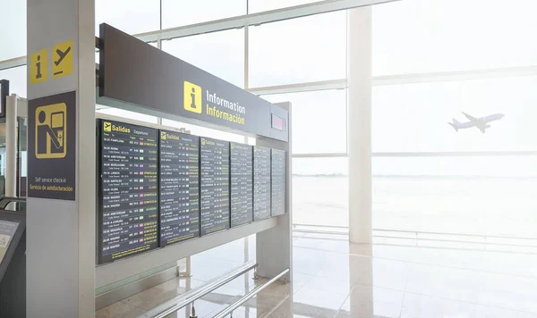 バルセロナ スペイン 2018 便出発情報と背景に離陸する航空機を示すヨーロッパ空港でデジタル時刻表表示 — ストック写真
