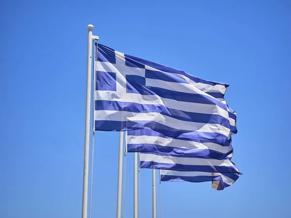 Grækenlands Officielle Flag Vinker Blå Himmel - Stock-foto