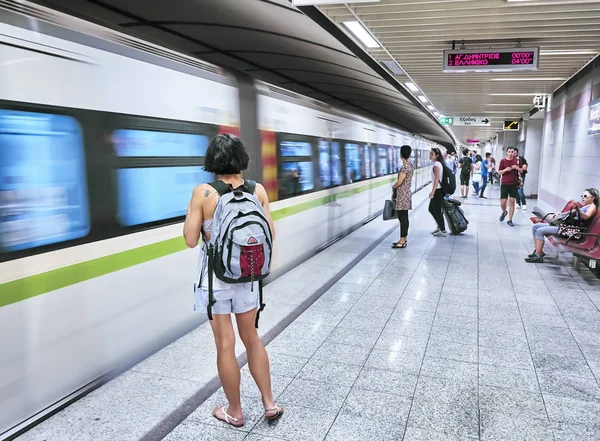 Atenas Grecia Junio 2018 Turistas Esperando Tren Una Estación Metro — Foto de Stock