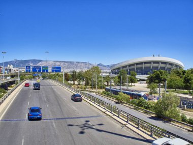 Atina, Yunanistan - 29 Haziran 2018. Athens city ve barış ve Dostluk Stadyumu S.E.F. Stadio Eirinis kai Filias arka planda, Neo FALIRO, Atina otoban üzerinde pire trafik.