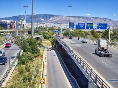 Atina, Yunanistan - 29 Haziran 2018. Pire trafik, Neo FALIRO, Atina karayolu ile Atina şehir içinde geçmiş için.