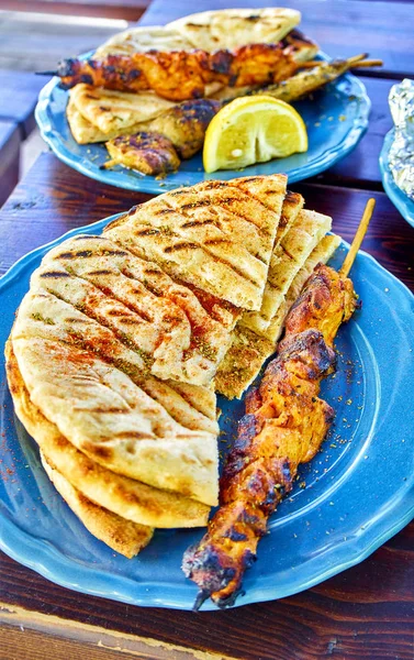 ベテランのピタパンとバック グラウンドでキノコ スブラキ スパイス チキン Souvlakis 典型的なギリシャの串 — ストック写真
