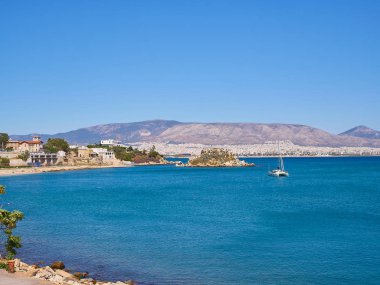 Atina, Yunanistan - 29 Haziran 2018. Mikrolimano bay ve Palacio Faliro Stalis veya Nisos Koumoudourou ada içinde geçmiş. Attica bölgesi, Yunanistan.