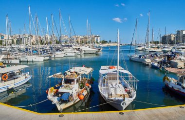 Atina, Yunanistan - 29 Haziran 2018. Yunan balıkçı tekneleri 1974 kadar Turkolimano (Türk bağlantı noktası) bilinen bir pire, Mikrolimano limanında demirlemiş. Attica bölgesi, Yunanistan.
