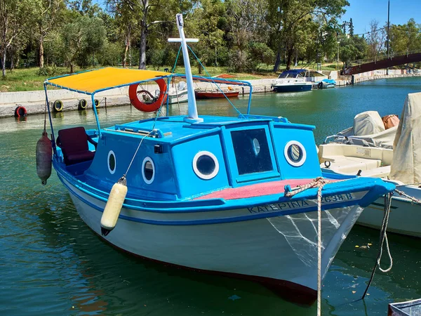 Atenas Grecia Junio 2018 Barco Típico Griego Amarrado Puerto Mikrolimano — Foto de Stock