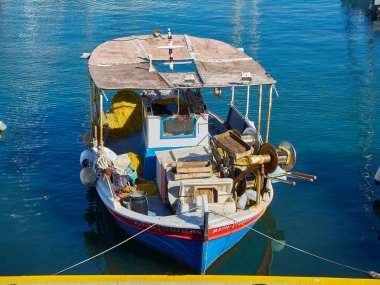Atina, Yunanistan - 29 Haziran 2018. Yunan balıkçı teknesi 1974 kadar Turkolimano (Türk bağlantı noktası) bilinen bir pire, Mikrolimano limanında demirlemiş. Attica bölgesi, Yunanistan.