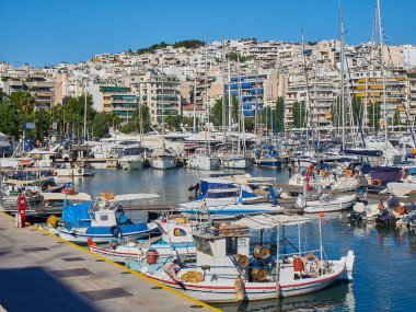 Atina, Yunanistan - 29 Haziran 2018. Yunan balıkçı tekneleri 1974 kadar Turkolimano (Türk bağlantı noktası) bilinen bir pire, Mikrolimano limanında demirlemiş. Attica bölgesi, Yunanistan.